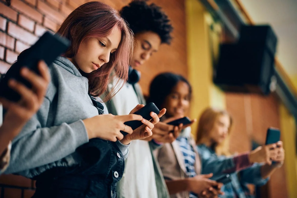 Britain Will Not Implement a Full Social Media Ban for Those Under 16, Focusing Instead on Banning Addictive Features