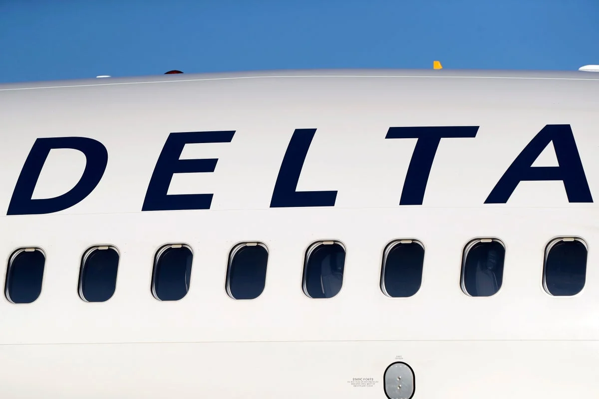 Delta pilot reports a close encounter with a July Fourth firework before landing in Chicago