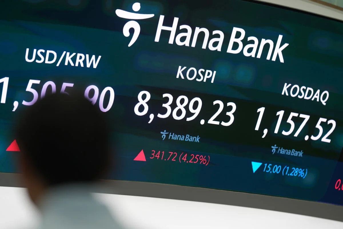 Asian Markets Gain Momentum Following Wall Street Records Amid Declining Oil Prices