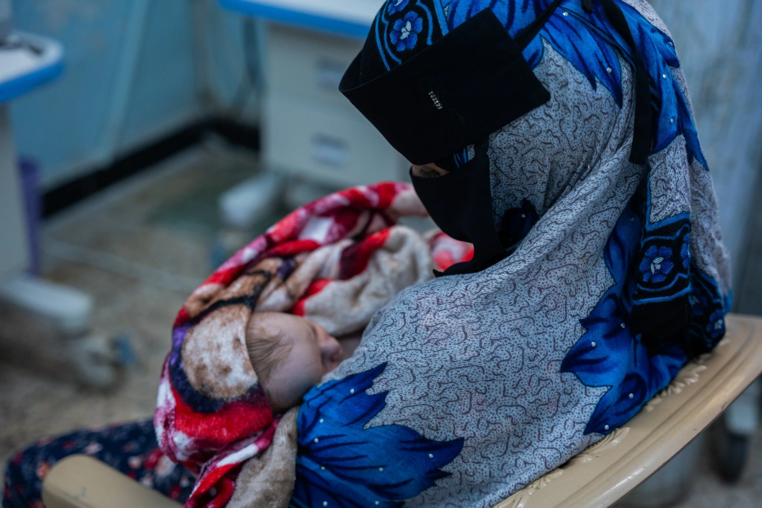 A mother holds her newborn at Al-Sadaqa Hospital in Aden, Yemen